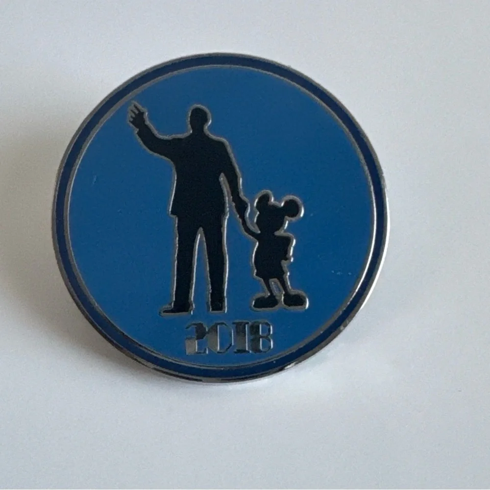 Disney pin 2018 Partners Pin Yearly Dated Walt Disney and Mickey Mouse Statue - Picture 1 of 5